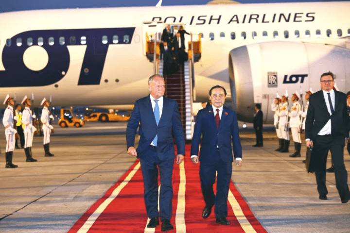Bộ trưởng Bộ Khoa học và Công nghệ Vũ Hải Quân đón Thủ tướng Cộng hòa Ba Lan Donald Tusk tại sân bay Quốc tế Nội Bài (Hà Nội). (Ảnh: Minh Đức/TTXVN)