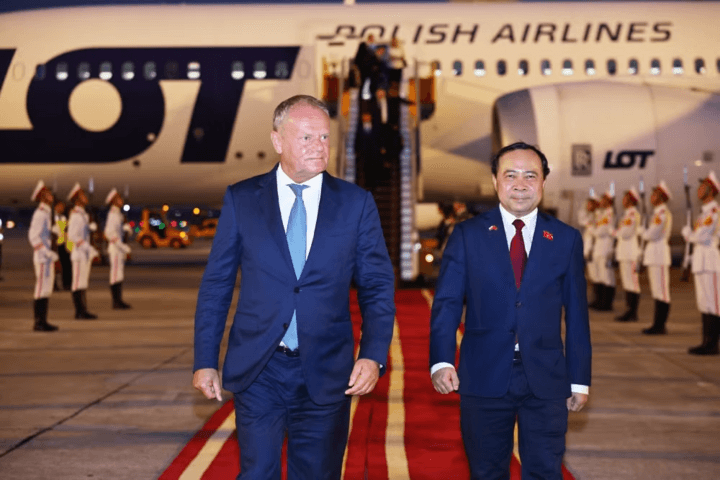 Bộ trưởng Bộ Khoa học và Công nghệ Vũ Hải Quân đón Thủ tướng Cộng hòa Ba Lan Donald Tusk tại sân bay Quốc tế Nội Bài (Hà Nội). (Ảnh: Minh Đức/TTXVN)