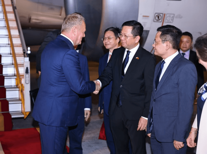 Lễ đón Thủ tướng Cộng hòa Ba Lan Donald Tusk tại sân bay Quốc tế Nội Bài (Hà Nội). (Ảnh: Minh Đức/TTXVN)