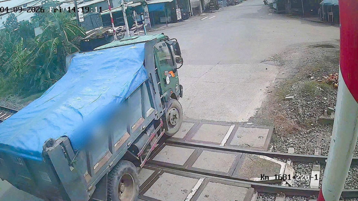 phat 19 trieu, tuoc bang tai xe xe tai phot lo den do duong sat hinh anh 1