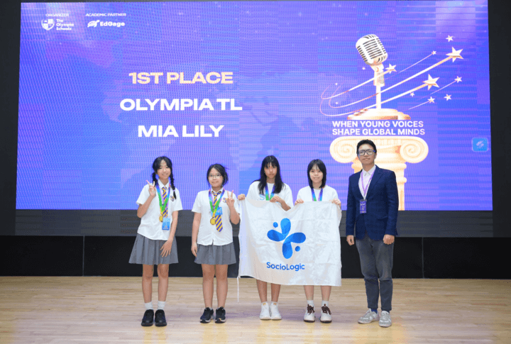 Hai đội giành giải Nhất bảng THCS Hạng mục Tranh biện Public Forum.