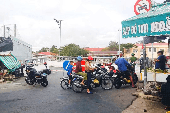 Ngành chức năng đã rào chắn, tạm dừng hoạt động lưu thông qua cầu Nông sản thực phẩm.
