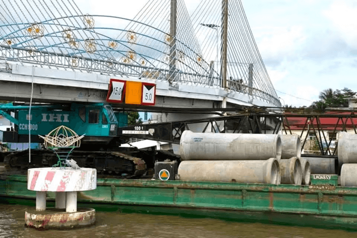 Chiếc sà lan chở cần cẩu va chạm làm lệch nhịp cầu Nông sản thực phẩm ở xã Đầm Dơi, tỉnh Cà Mau.