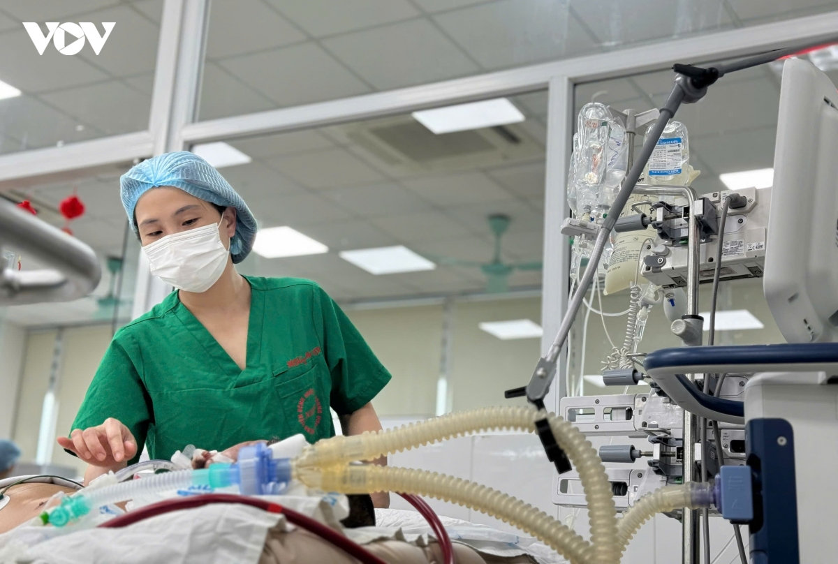 sot xuat huyet dien bien nang o nam thanh nien khong co benh nen hinh anh 1
