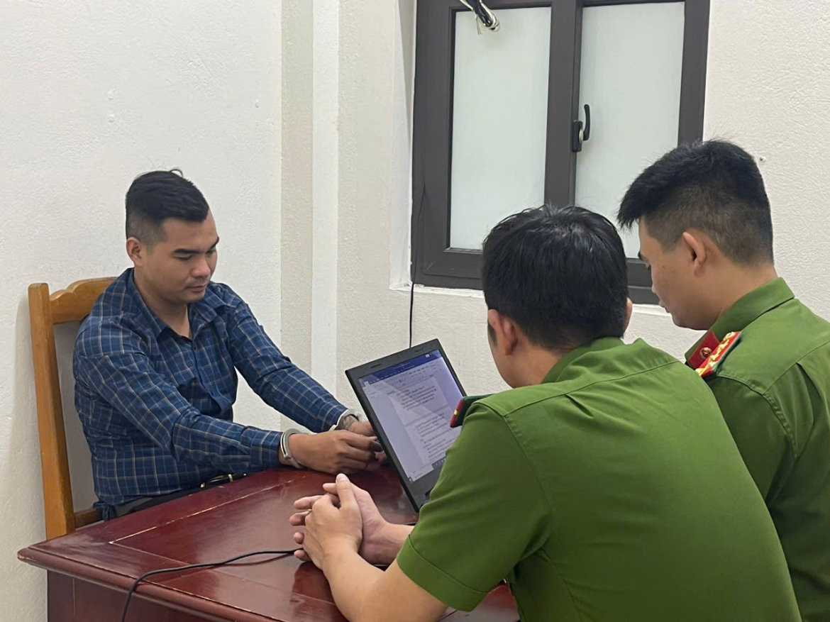 danh tinh hai doi tuong cam kiem co thu 9 gio tren mai nha o thanh hoa hinh anh 1