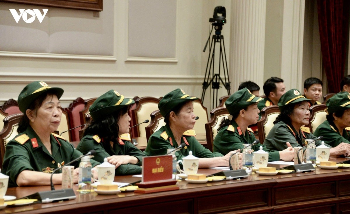 tong bi thu, chu tich nuoc to lam gap mat Dai doi nu lai xe truong son hinh anh 4