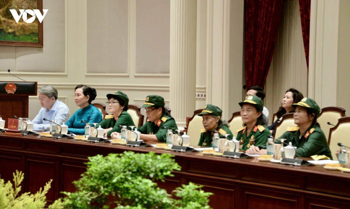 tong bi thu, chu tich nuoc to lam gap mat Dai doi nu lai xe truong son hinh anh 8