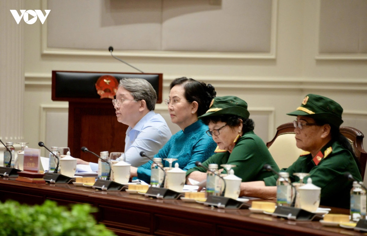 tong bi thu, chu tich nuoc to lam gap mat Dai doi nu lai xe truong son hinh anh 5