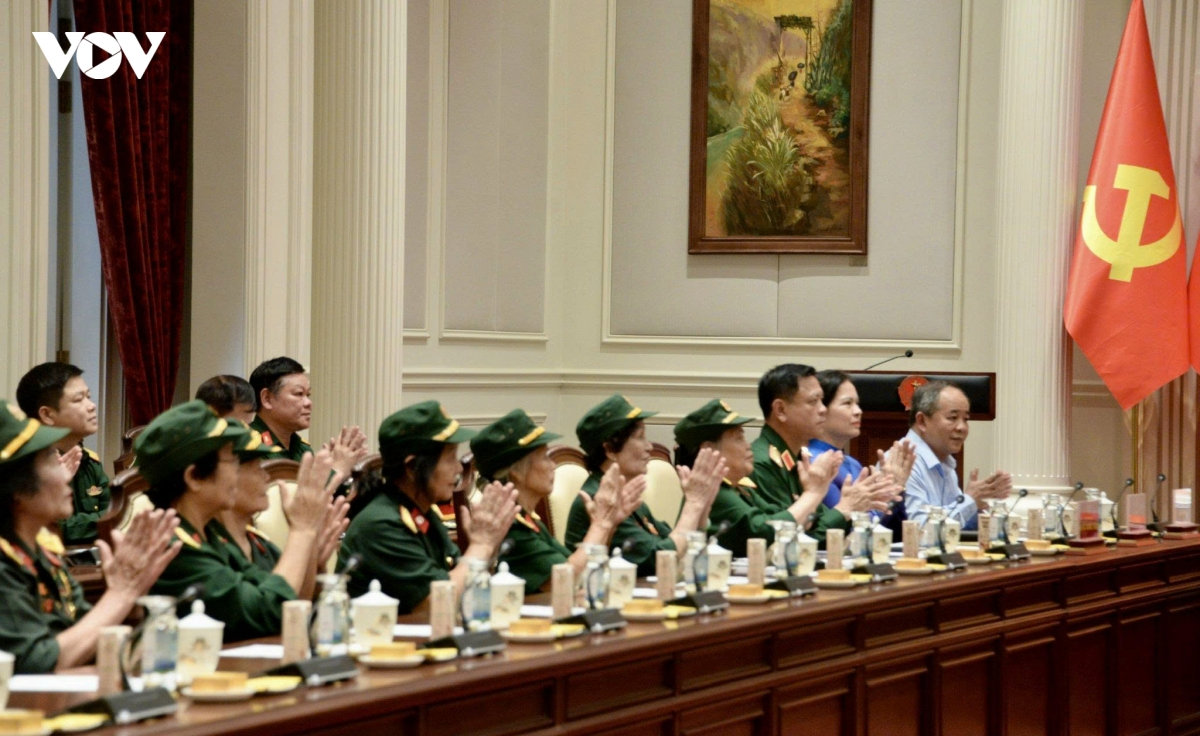 tong bi thu, chu tich nuoc to lam gap mat Dai doi nu lai xe truong son hinh anh 6
