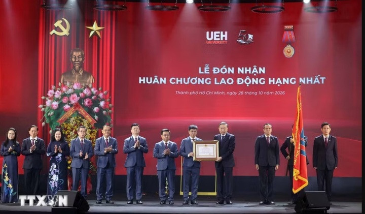 Tổng Bí thư, Chủ tịch nước Tô Lâm trao Huân chương Lao động hạng Nhất tặng Đại học Kinh tế TP.HCM. (Ảnh: Thống Nhất/TTXVN)
