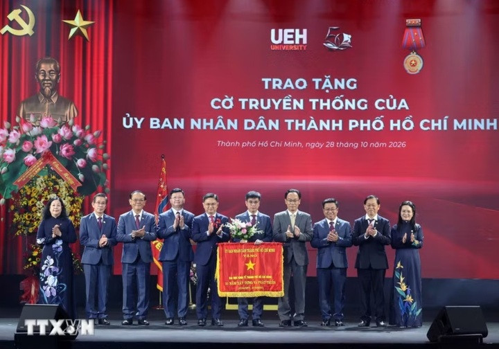 UBND TP.HCM trao Cờ truyền thống cho Đại học Kinh tế TP.HCM. (Ảnh: Thống Nhất/TTXVN)