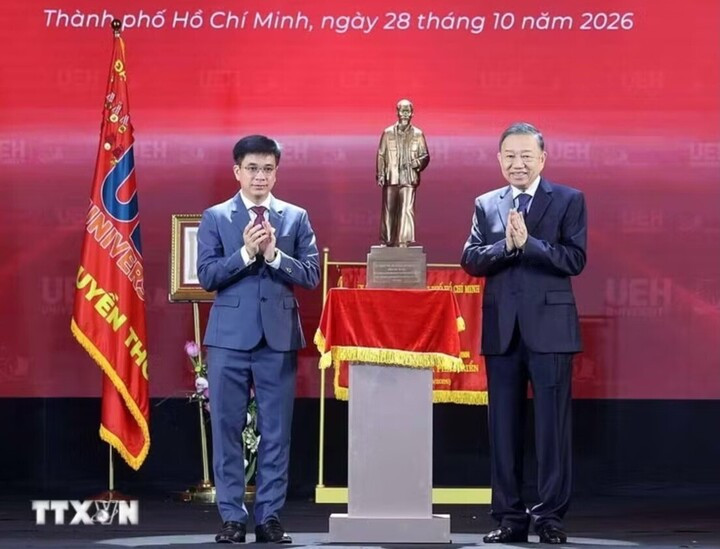 Tổng Bí thư, Chủ tịch nước Tô Lâm trao tặng bức tượng Chủ tịch Hồ Chí Minh cho Đại học Kinh tế TP.HCM. (Ảnh: Thống Nhất/TTXVN)