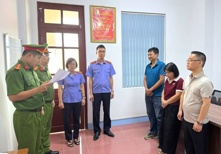 Lực lượng chức năng tống đạt Quyết định khởi tố bị can và lệnh bắt bị can để tạm giam đối với 3 bị can Hoàng Kim Vy, Hoàng Thị Lý và Đào Thanh Hải. (Ảnh: Công an Lạng Sơn).