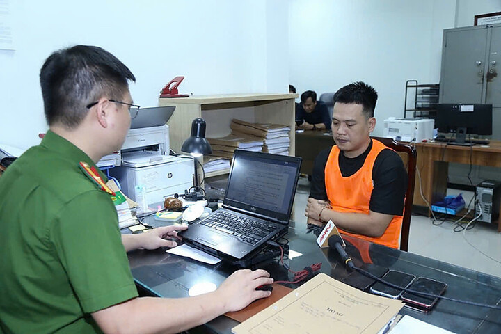 Cơ quan Cảnh sát điều tra Công an tỉnh Bắc Ninh làm việc với một đối tượng trong vụ án. (Ảnh: CACC)