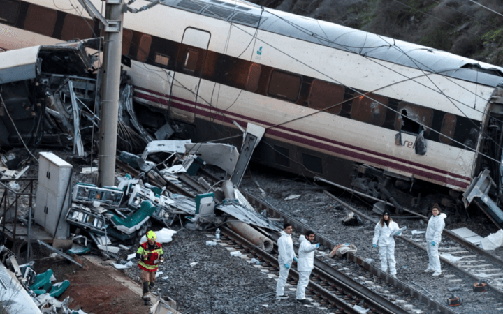 Hiện trường tai nạn đường sắt ở Tây Ban Nha. Ảnh: Reuters.