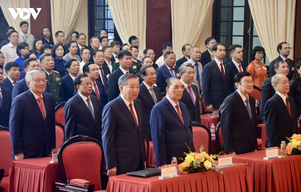 tổng bí thư, chủ tịch nước trao huân chương hồ chí minh cho hội đồng lý luận trung ương hình ảnh 2 tong bi thu, chu tich nuoc trao huan chuong ho chi minh cho hoi dong ly luan trung uong hinh anh 2