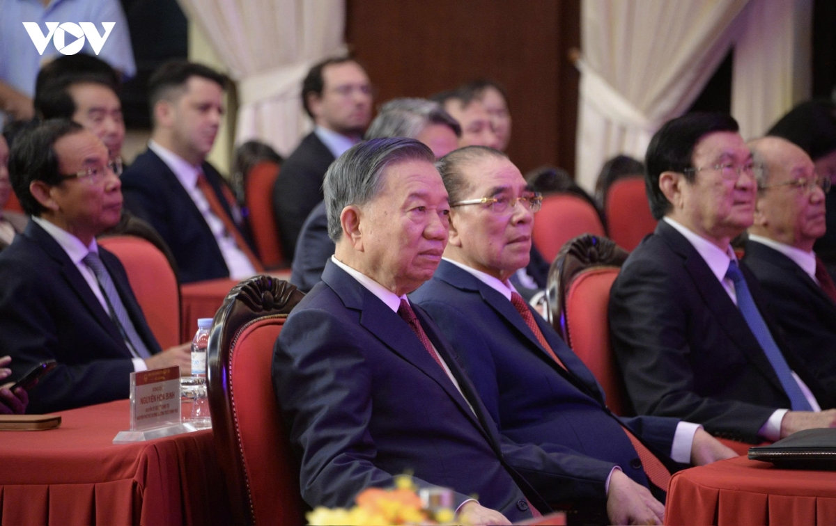 tổng bí thư, chủ tịch nước trao huân chương hồ chí minh cho hội đồng lý luận trung ương hình ảnh 3 tong bi thu, chu tich nuoc trao huan chuong ho chi minh cho hoi dong ly luan trung uong hinh anh 3