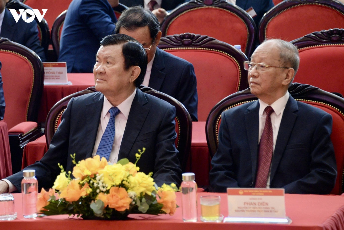 tổng bí thư, chủ tịch nước trao huân chương hồ chí minh cho hội đồng lý luận trung ương hình ảnh 7 tong bi thu, chu tich nuoc trao huan chuong ho chi minh cho hoi dong ly luan trung uong hinh anh 7