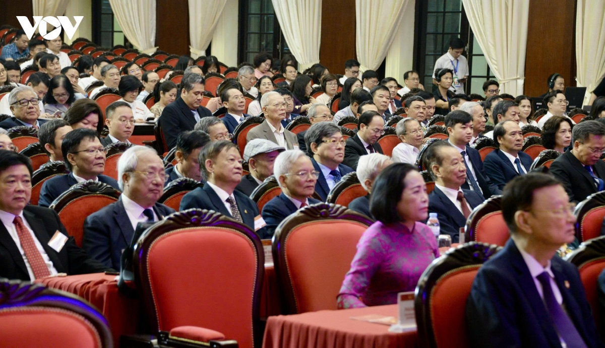 tổng bí thư, chủ tịch nước trao huân chương hồ chí minh cho hội đồng lý luận trung ương hình ảnh 9 tong bi thu, chu tich nuoc trao huan chuong ho chi minh cho hoi dong ly luan trung uong hinh anh 9