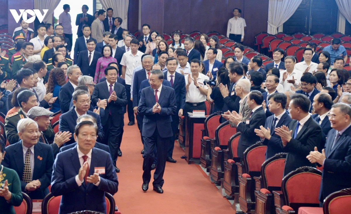 tổng bí thư, chủ tịch nước trao huân chương hồ chí minh cho hội đồng lý luận trung ương hình ảnh 1 tong bi thu, chu tich nuoc trao huan chuong ho chi minh cho hoi dong ly luan trung uong hinh anh 1