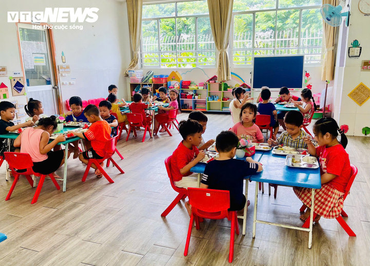Bữa ăn bán trú tại Trường Mầm non Mặt Trời Nhỏ.