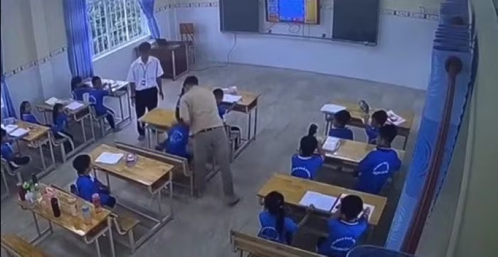 Một số học sinh lớp 2 Trường Phổ thông Việt - Hoa bị người dạy tiếng Anh hành hung trước sự chứng kiến của cả lớp và người trợ giảng. (Ảnh: Cắt từ video)