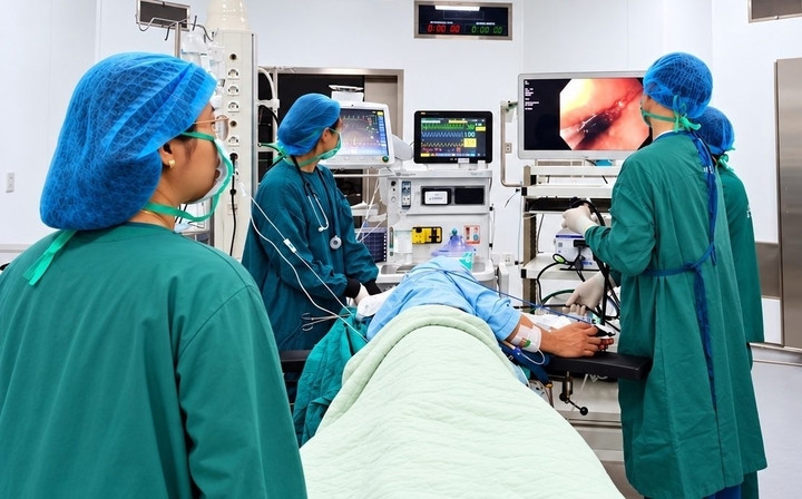 Ekip lấy dị vật, đóng lỗ thủng cho bệnh nhân ngay trong đêm.