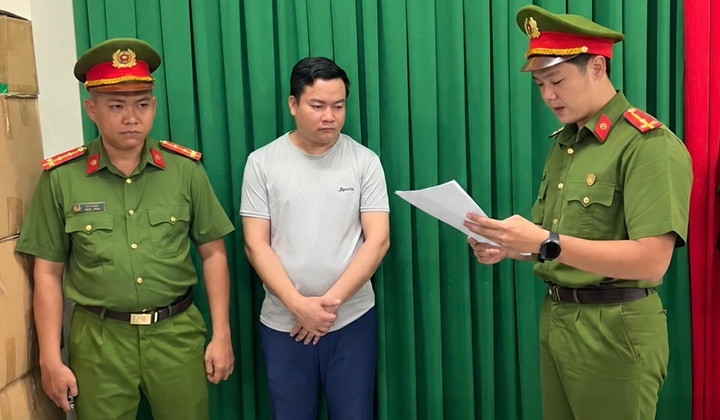 Nguyễn Hoài Phong tại cơ quan điều tra. (Ảnh: Công an TP.HCM)