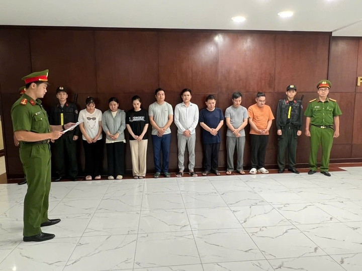 Công an TP.HCM bắt Tổng Giám đốc công ty bất động sản cùng 7 nhân viên dùng chiêu trò lừa khách mua đất. (Ảnh: Công an TP.HCM)
