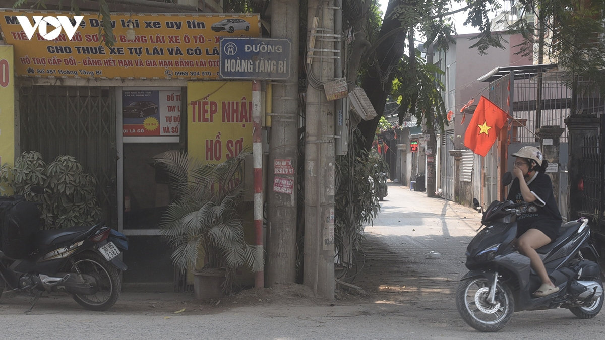 xe tai cho dat chay ram rap, bui phu kin duong hoang tang bi ha noi hinh anh 5