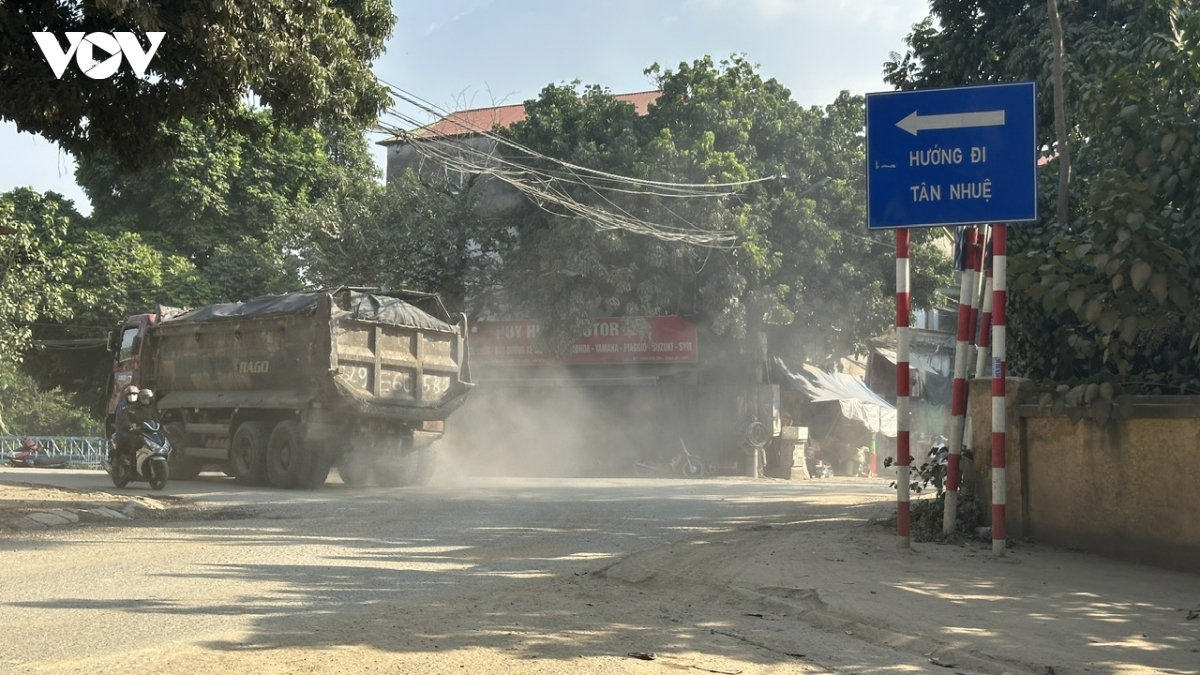 xe tai cho dat chay ram rap, bui phu kin duong hoang tang bi ha noi hinh anh 14