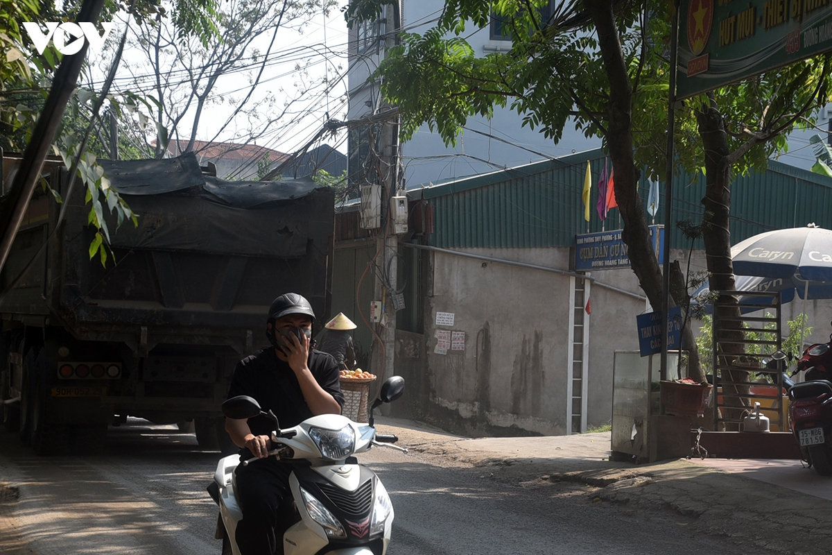xe tai cho dat chay ram rap, bui phu kin duong hoang tang bi ha noi hinh anh 16