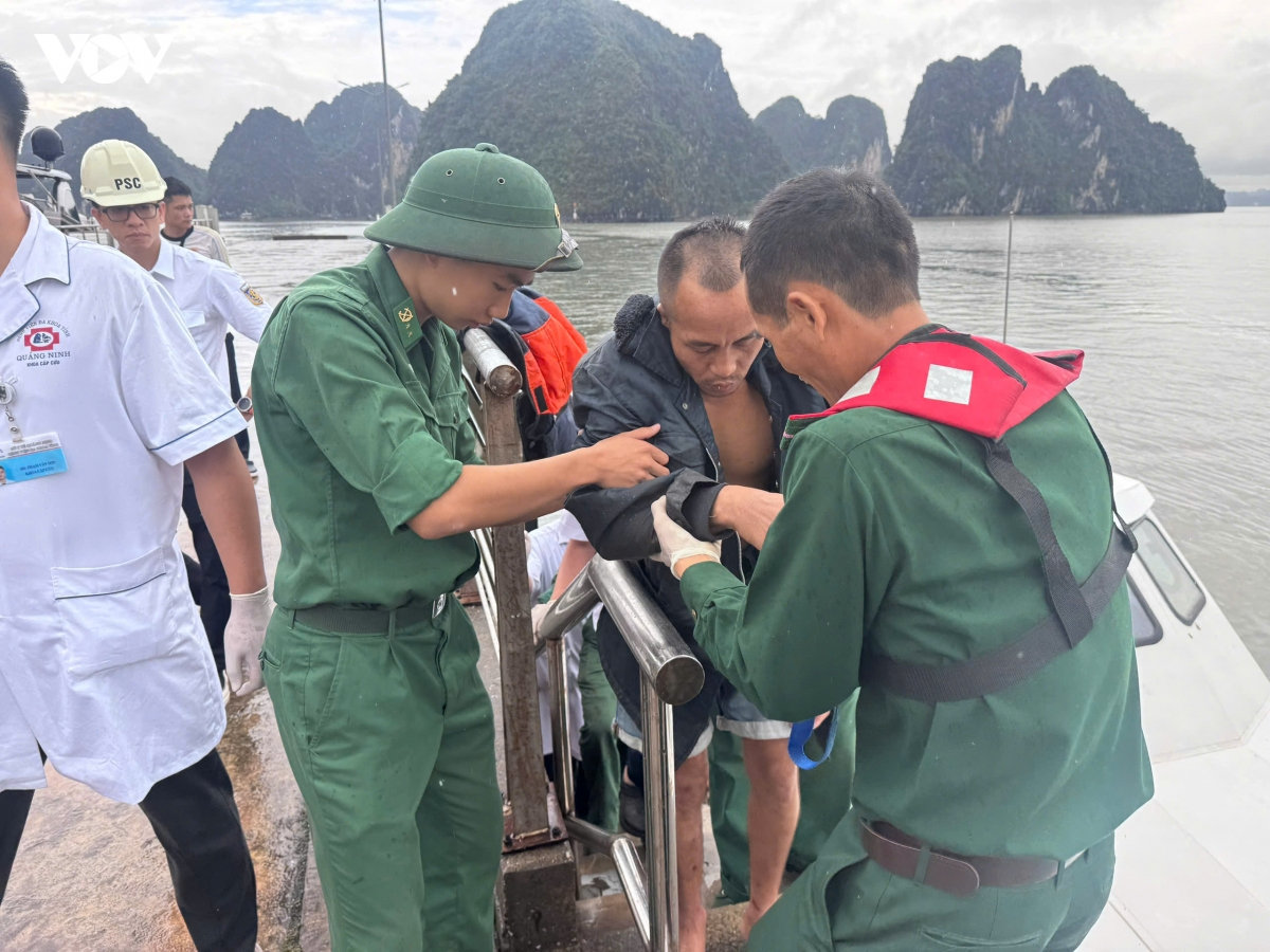 bộ đội biên phòng quảng ninh cứu 6 thuyền viên rơi xuống biển hình ảnh 1 bo doi bien phong quang ninh cuu 6 thuyen vien roi xuong bien hinh anh 1