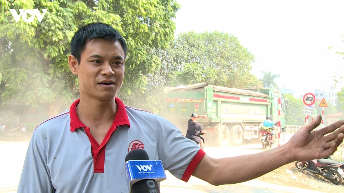 xe tai cho dat chay ram rap, bui phu kin duong hoang tang bi ha noi hinh anh 15