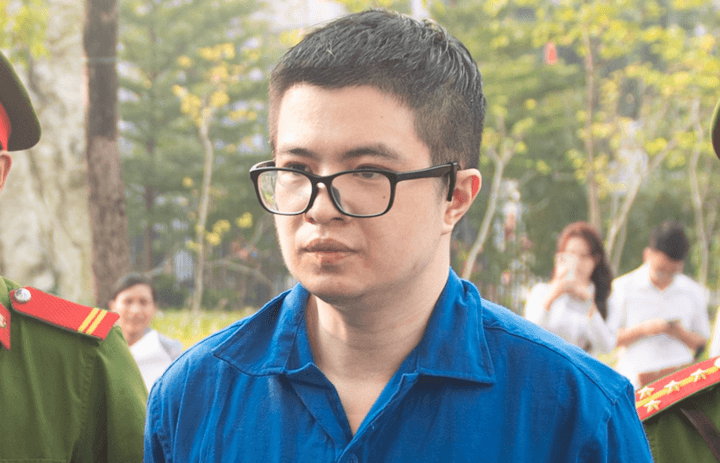 Bị cáo Phó Đức Nam (Mr Pips) bị dẫn giải tới toà.