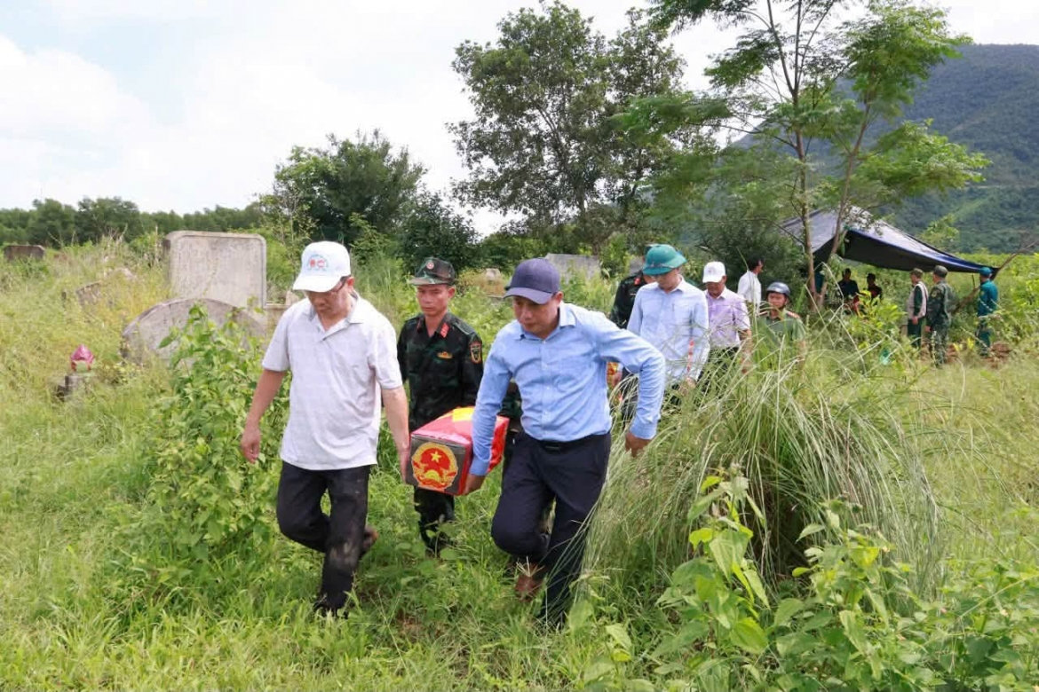quy tập hài cốt nữ liệt sĩ bọc trong hai lớp võng dù ở Đắk lắk hình ảnh 3 quy tap hai cot nu liet si boc trong hai lop vong du o Dak lak hinh anh 3
