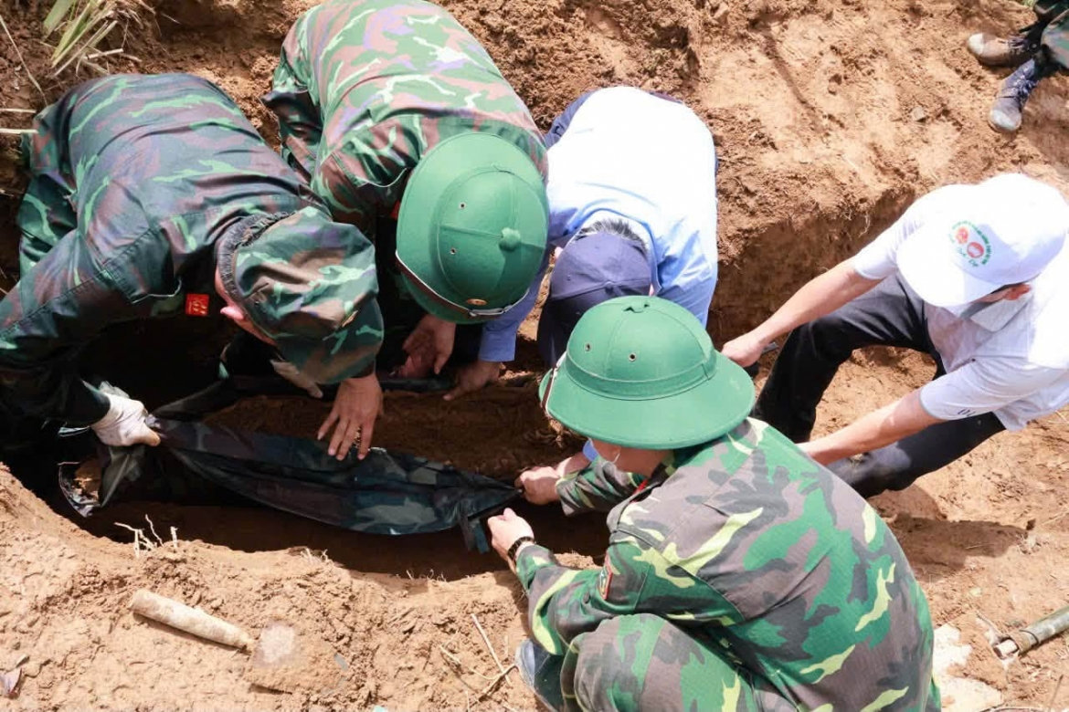 quy tập hài cốt nữ liệt sĩ bọc trong hai lớp võng dù ở Đắk lắk hình ảnh 1 quy tap hai cot nu liet si boc trong hai lop vong du o Dak lak hinh anh 1