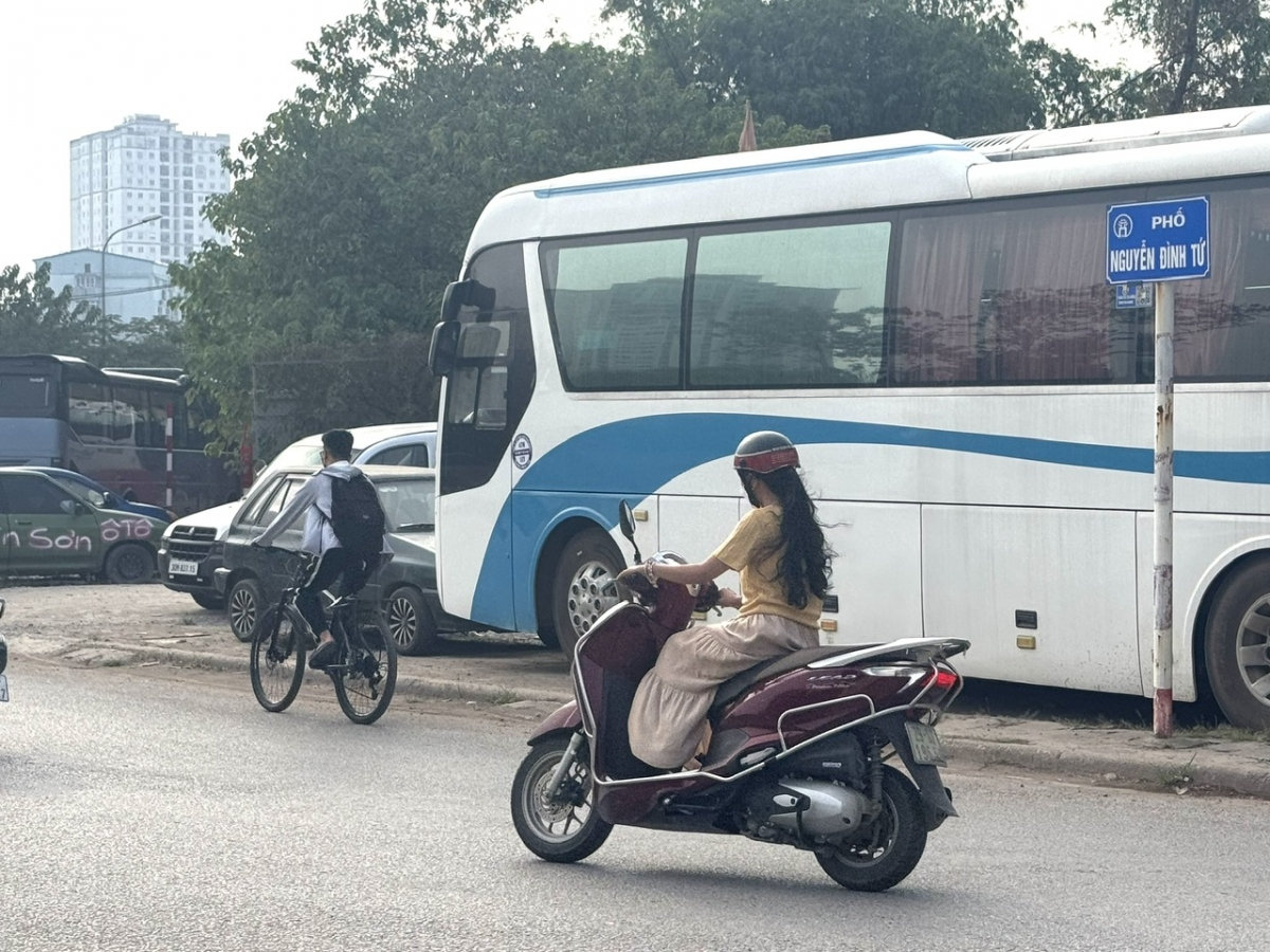 hang loat ho ga mat nap tren duong thuoc phuong Dong ngac, ha noi gay mat an toan hinh anh 2