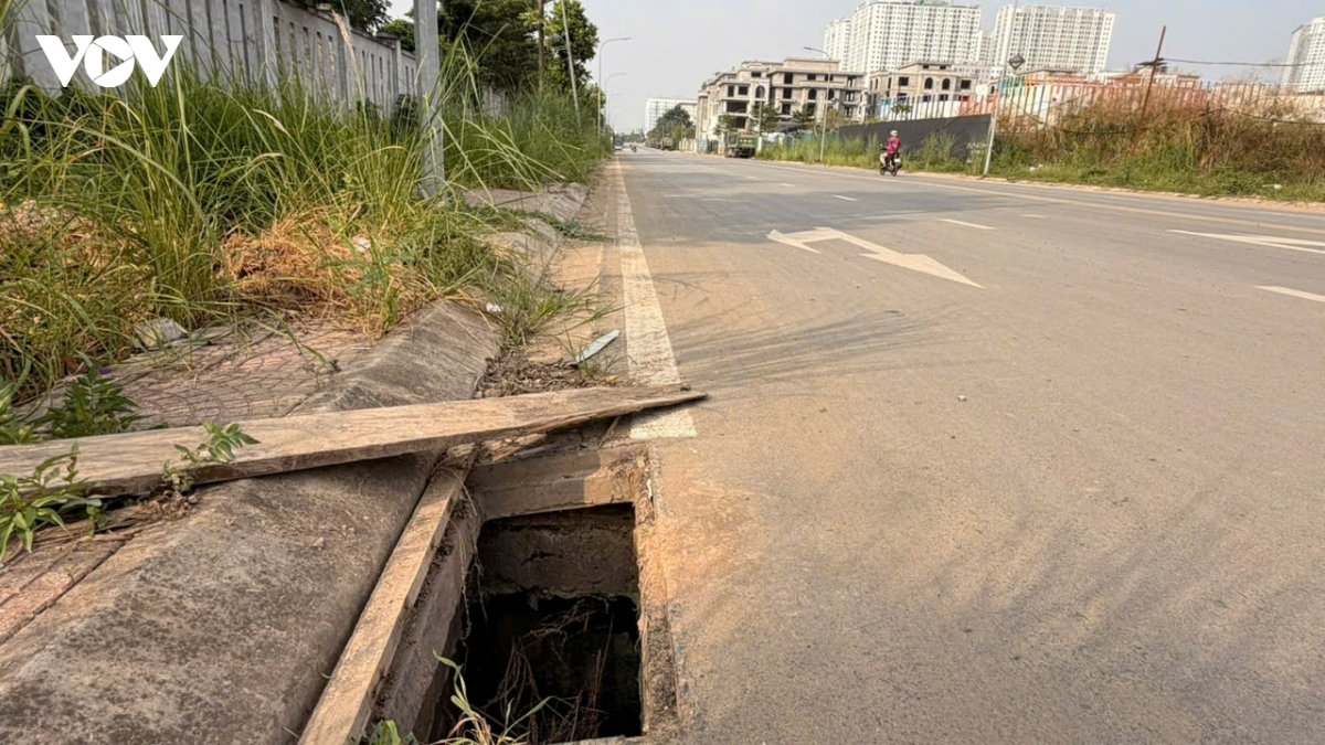 hang loat ho ga mat nap tren duong thuoc phuong Dong ngac, ha noi gay mat an toan hinh anh 4
