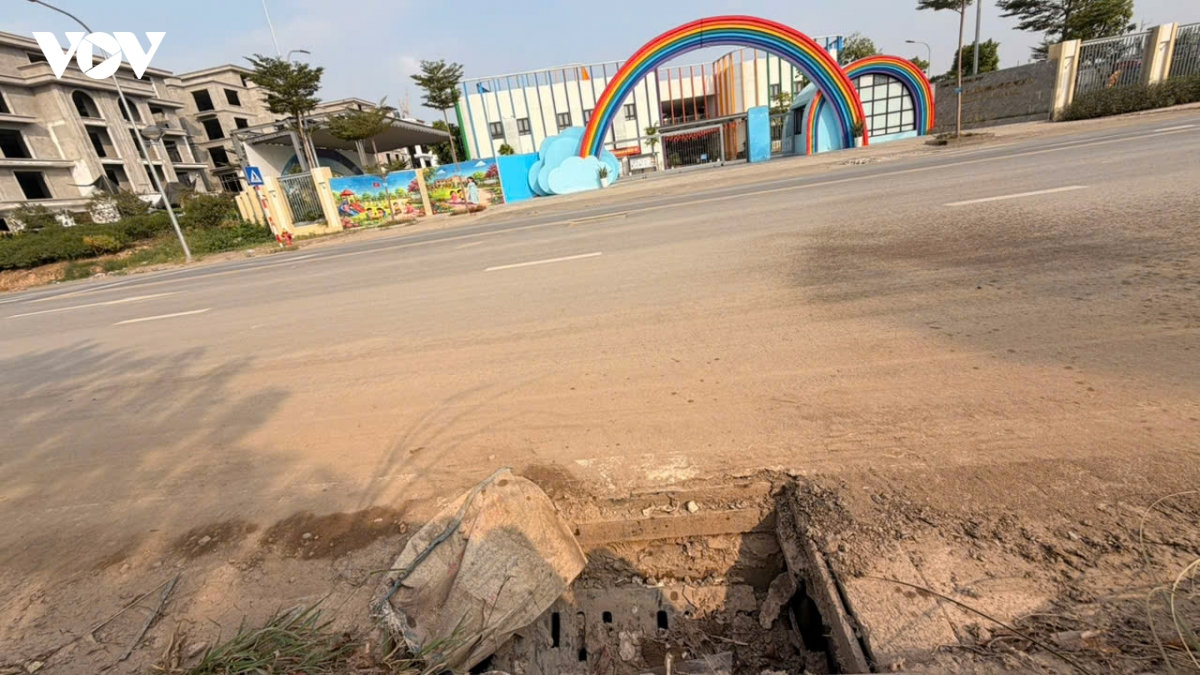 hang loat ho ga mat nap tren duong thuoc phuong Dong ngac, ha noi gay mat an toan hinh anh 9