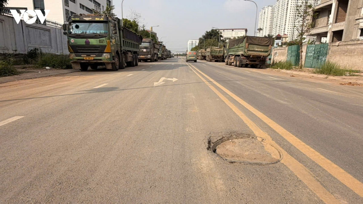 hang loat ho ga mat nap tren duong thuoc phuong Dong ngac, ha noi gay mat an toan hinh anh 8