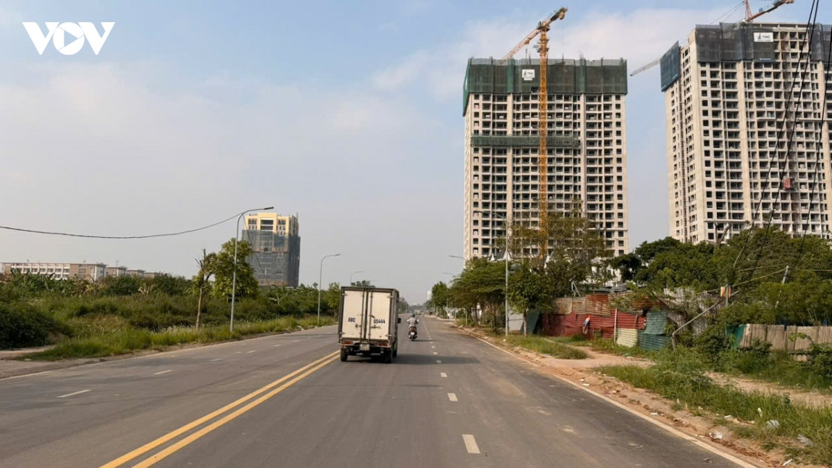 hang loat ho ga mat nap tren duong thuoc phuong Dong ngac, ha noi gay mat an toan hinh anh 10