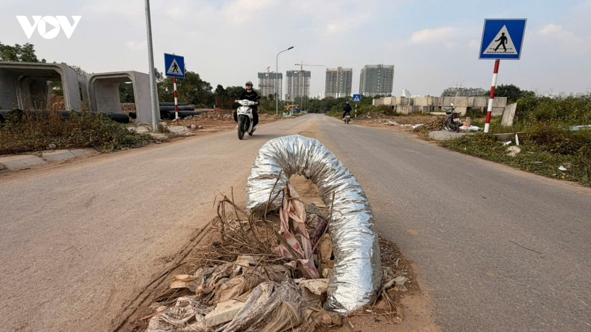 hang loat ho ga mat nap tren duong thuoc phuong Dong ngac, ha noi gay mat an toan hinh anh 6