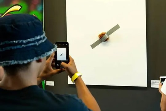 Sau chuối dán tường, Sandwich dán tường cũng có giá gần 3 tỷ đồng