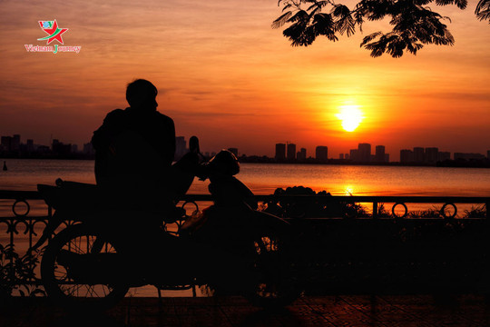Có một Hồ Tây đẹp "dịu dàng" khi ánh chiều buông
