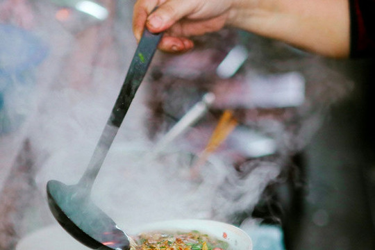 Bánh đúc nóng phố Trương Định