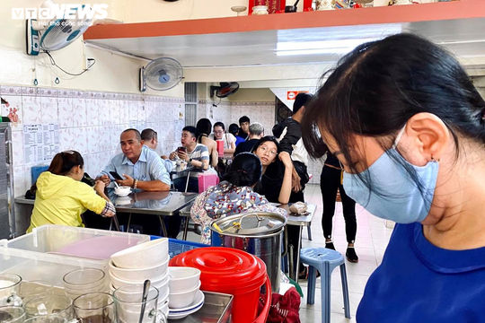 Tiểu thương TP.HCM 'hốt bạc' nhờ bán chè đậu đỏ ngày lễ Thất tịch