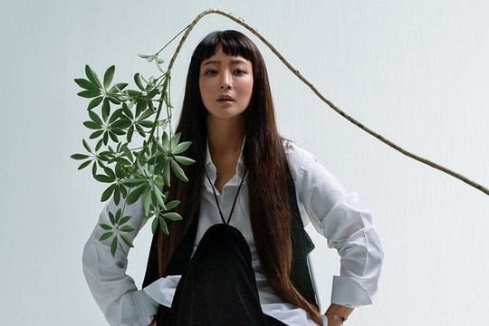 “Chị đại” Kim Hee Sun trẻ trung, quyền lực trên bìa tạp chí Vogue