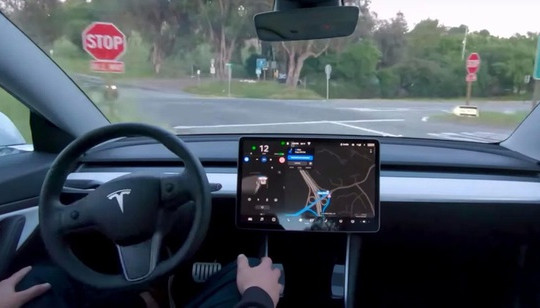 Xe điện Tesla thêm tính năng đọc biển báo giới hạn tốc độ 