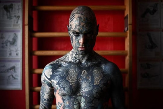 Nam giáo viên mẫu giáo bị sa thải vì xăm toàn thân